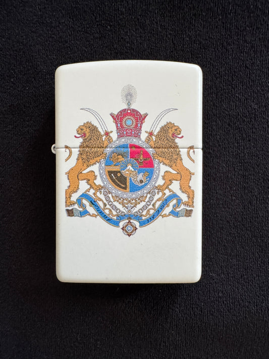 فندک سفید با طرح نشان شاهنشاهی ایران، تاج پهلوی و دو شیر نگهبان روی زمینه مشکی